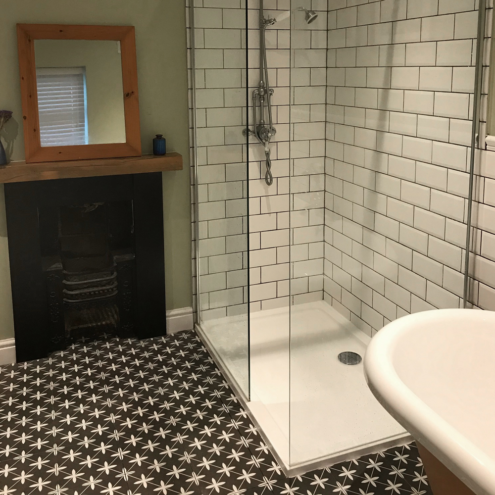 Samantha Turned Her Bathroom Into A Stylish Vintage Paradise - Walls ...